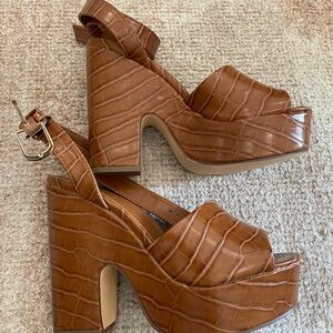 Rand new never been worn JustFab platform heels